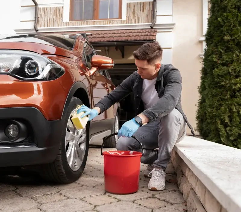 Lavage auto à domicile Cambernon : professionnel intervenant sur un véhicule